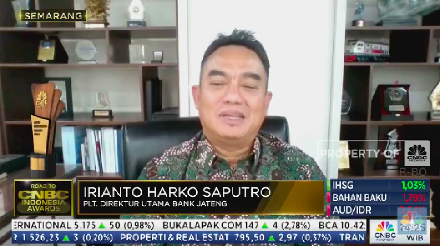PLT. Direktur Utama Bank Jateng, Irianto Harko Saputro menerima penghargaan Best regional Bank for ESG Investing dalam Road To CNBC Awards 2024. (Tangkapan layar CNBC Indonesia TV)