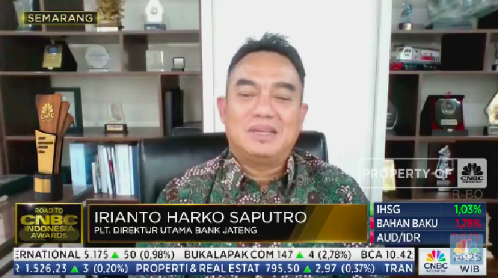 PLT. Direktur Utama Bank Jateng, Irianto Harko Saputro menerima penghargaan Best regional Bank for ESG Investing dalam Road To CNBC Awards 2024. (Tangkapan layar CNBC Indonesia TV)