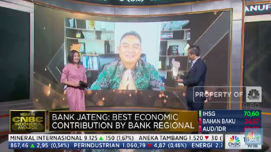 PLT. Direktur Utama Bank Jateng, Irianto Harko Saputro menerima penghargaan Best regional Bank for ESG Investing dalam Road To CNBC Awards 2024. (Tangkapan layar CNBC Indonesia TV)