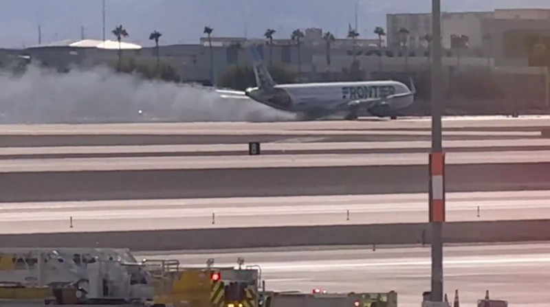 Sebuah pesawat Frontier Airlines terbakar saat mendarat di bandara Las Vegas pada Sabtu (5/10/2024). (Tangkapan Layar X @TylerHerrick)