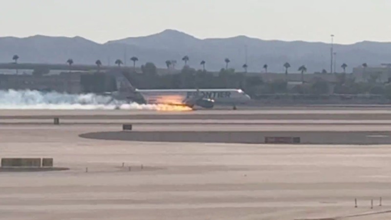 Sebuah pesawat Frontier Airlines terbakar saat mendarat di bandara Las Vegas pada Sabtu (5/10/2024). Sebuah pesawat Frontier Airlines terbakar saat mendarat di bandara Las Vegas pada Sabtu (5/10/2024). (Tangkapan Layar X @TylerHerrick)