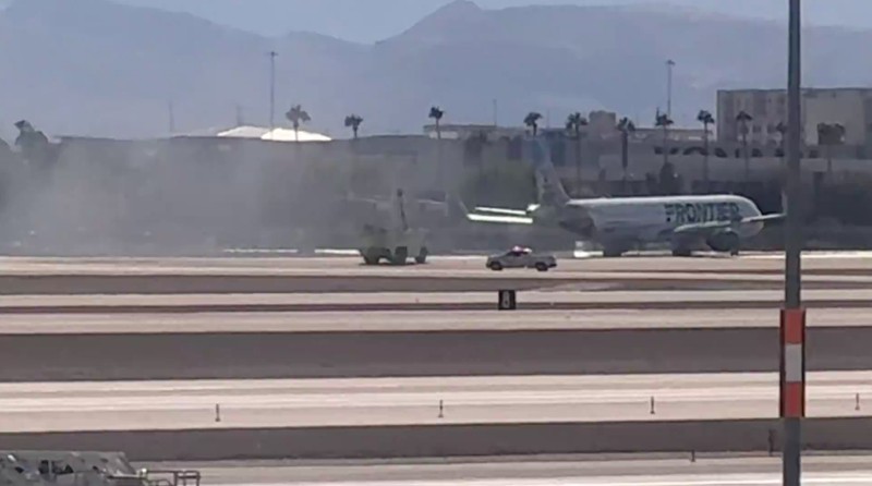 Sebuah pesawat Frontier Airlines terbakar saat mendarat di bandara Las Vegas pada Sabtu (5/10/2024). (Tangkapan Layar X @TylerHerrick)