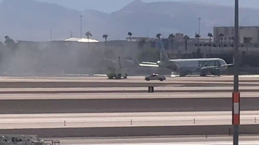 Sebuah pesawat Frontier Airlines terbakar saat mendarat di bandara Las Vegas pada Sabtu (5/10/2024). (Tangkapan Layar X @TylerHerrick)