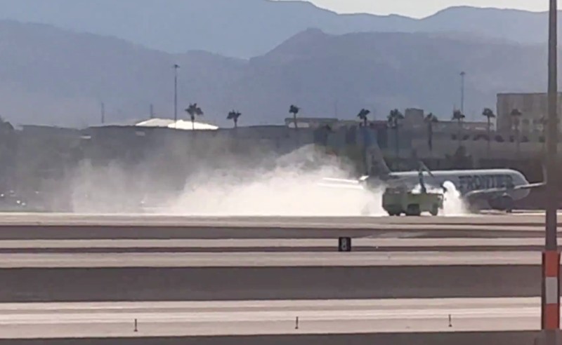 Sebuah pesawat Frontier Airlines terbakar saat mendarat di bandara Las Vegas pada Sabtu (5/10/2024). Sebuah pesawat Frontier Airlines terbakar saat mendarat di bandara Las Vegas pada Sabtu (5/10/2024). (Tangkapan Layar X @TylerHerrick)