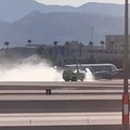 Sebuah pesawat Frontier Airlines terbakar saat mendarat di bandara Las Vegas pada Sabtu (5/10/2024). (Tangkapan Layar X @TylerHerrick)