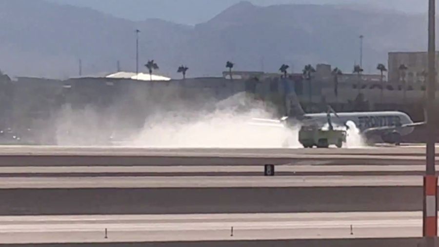 Sebuah pesawat Frontier Airlines terbakar saat mendarat di bandara Las Vegas pada Sabtu (5/10/2024). (Tangkapan Layar X @TylerHerrick)