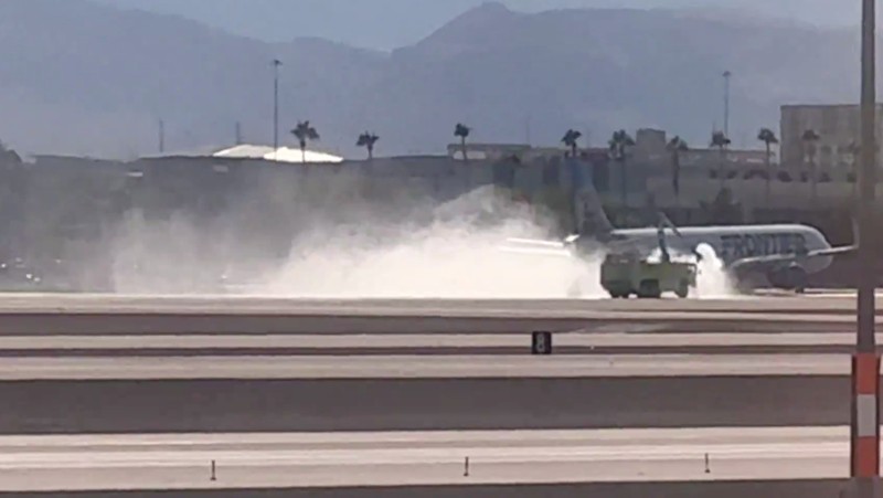 Sebuah pesawat Frontier Airlines terbakar saat mendarat di bandara Las Vegas pada Sabtu (5/10/2024). (Tangkapan Layar X @TylerHerrick)