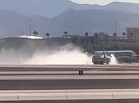 Sebuah pesawat Frontier Airlines terbakar saat mendarat di bandara Las Vegas pada Sabtu (5/10/2024). (Tangkapan Layar X @TylerHerrick)