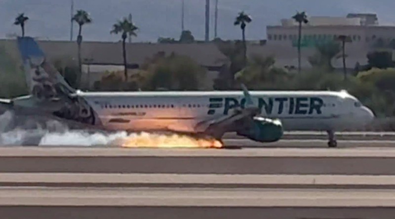 Sebuah pesawat Frontier Airlines terbakar saat mendarat di bandara Las Vegas pada Sabtu (5/10/2024). (Tangkapan Layar X @TylerHerrick)