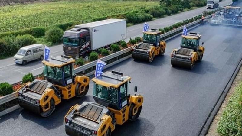 Sekumpulan traktor penggilas jalan tanpa awak melakukan pekerjaan konstruksi di jalan raya di Lianyungang, Provinsi Jiangsu, China timur. (Instagram @chinaembassy_indonesia)
