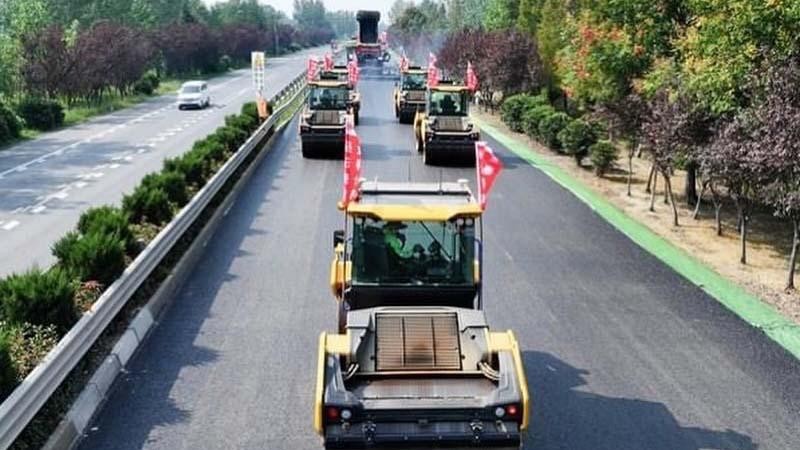 Sekumpulan traktor penggilas jalan tanpa awak melakukan pekerjaan konstruksi di jalan raya di Lianyungang, Provinsi Jiangsu, China timur. (Instagram @chinaembassy_indonesia)