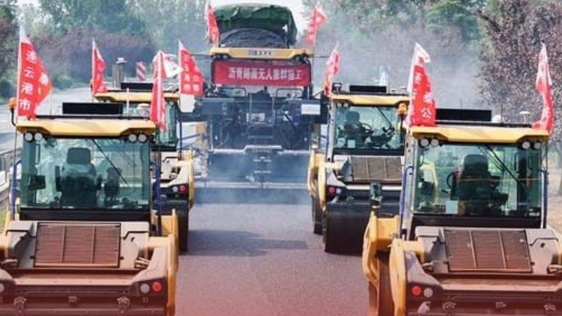 Sekumpulan traktor penggilas jalan tanpa awak melakukan pekerjaan konstruksi di jalan raya di Lianyungang, Provinsi Jiangsu, China timur. Sekumpulan traktor penggilas jalan tanpa awak melakukan pekerjaan konstruksi di jalan raya di Lianyungang, Provinsi Jiangsu, China timur. (Instagram @chinaembassy_indonesia)
