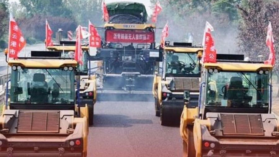 Sekumpulan traktor penggilas jalan tanpa awak melakukan pekerjaan konstruksi di jalan raya di Lianyungang, Provinsi Jiangsu, China timur. (Instagram @chinaembassy_indonesia)