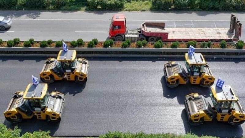 Sekumpulan traktor penggilas jalan tanpa awak melakukan pekerjaan konstruksi di jalan raya di Lianyungang, Provinsi Jiangsu, China timur. Sekumpulan traktor penggilas jalan tanpa awak melakukan pekerjaan konstruksi di jalan raya di Lianyungang, Provinsi Jiangsu, China timur. (Instagram @chinaembassy_indonesia)