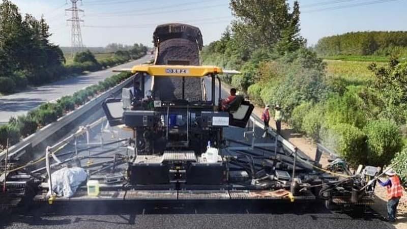 Sekumpulan traktor penggilas jalan tanpa awak melakukan pekerjaan konstruksi di jalan raya di Lianyungang, Provinsi Jiangsu, China timur. (Instagram @chinaembassy_indonesia)