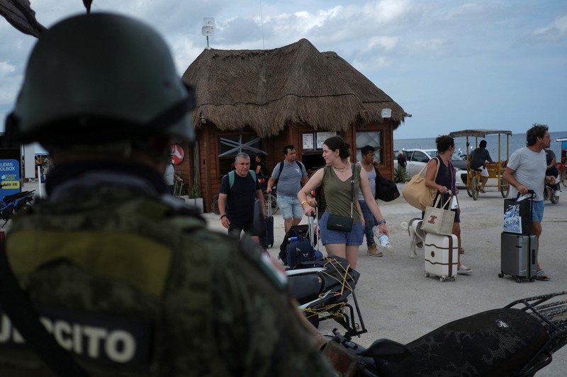 Penduduk dan wisatawan memerlukan panggilan evakuasi sukarela saat Badai Milton bergerak maju, di pulau Holbox, Meksiko, 7 Oktober 2024. Penduduk dan wisatawan memerlukan panggilan evakuasi sukarela saat Badai Milton bergerak maju, di pulau Holbox, Meksiko, 7 Oktober 2024. (REUTERS/Paola Chiomante)