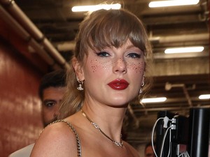 Pakai Glitter Freckles, Taylor Swift Bersinar Nonton Pacar Tanding Football