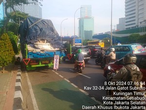 Truk Pecah Ban di Jl Gatsu Arah Slipi, Lalin Tersendat