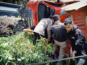 Truk Terguling di Jalan Denpasar-Gilimanuk, Penumpang Terjepit-Patah Tulang