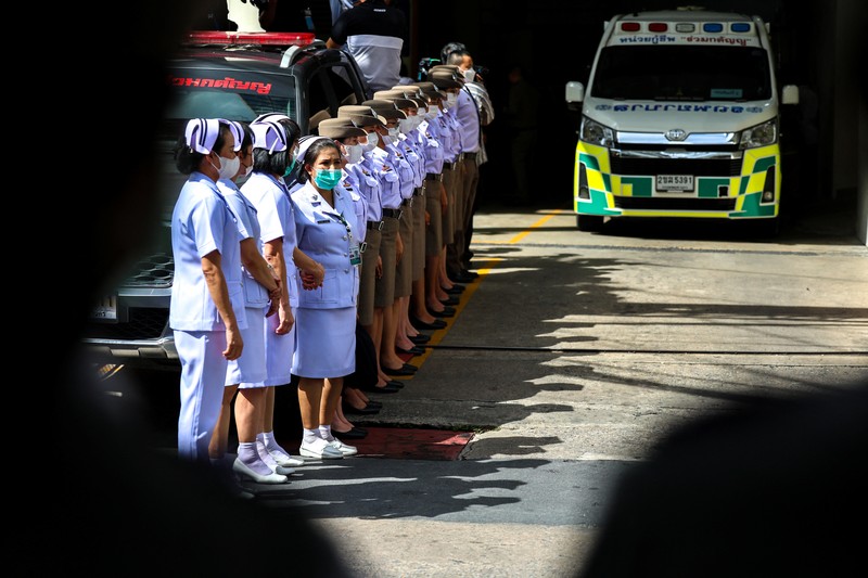 Ambulans yang membawa jenazah korban meninggalkan lembaga forensik rumah sakit Kepolisian setelah bus sekolah yang membawa lebih dari 40 siswa dan guru dalam perjalanan wisata terbakar, di Bangkok, Thailand, 2 Oktober 2024. (REUTERS/Athit Perawongmetha) Ambulans yang membawa jenazah korban meninggalkan lembaga forensik rumah sakit Kepolisian setelah bus sekolah yang membawa lebih dari 40 siswa dan guru dalam perjalanan wisata terbakar, di Bangkok, Thailand, 2 Oktober 2024. (REUTERS/Athit Perawongmetha)