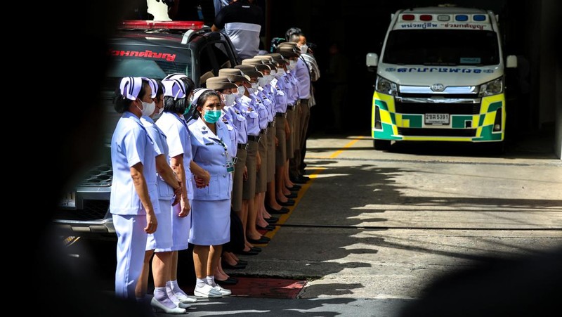 Ambulans yang membawa jenazah korban meninggalkan lembaga forensik rumah sakit Kepolisian setelah bus sekolah yang membawa lebih dari 40 siswa dan guru dalam perjalanan wisata terbakar, di Bangkok, Thailand, 2 Oktober 2024. (REUTERS/Athit Perawongmetha)