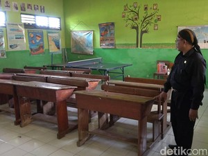 Bangku Peninggalan Belanda Masih Kokoh Dipakai Proses Belajar SD Lamongan