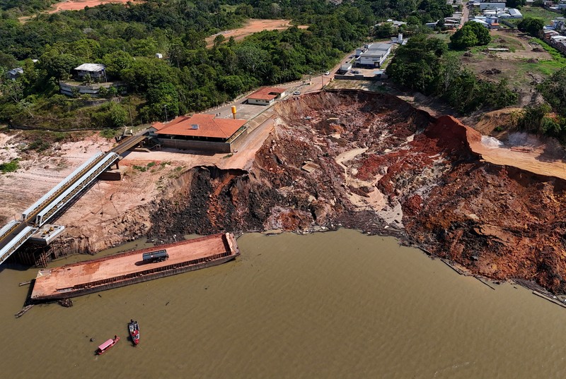 BRAZIL-DROUGHT/ A drone view of a destroyed port after the worst-ever recorded drought provoked a landslide on the banks of the Solimoes River in Manacapuru, Amazonas State, Brazil, October 8, 2024. REUTERS/Bruno Kelly