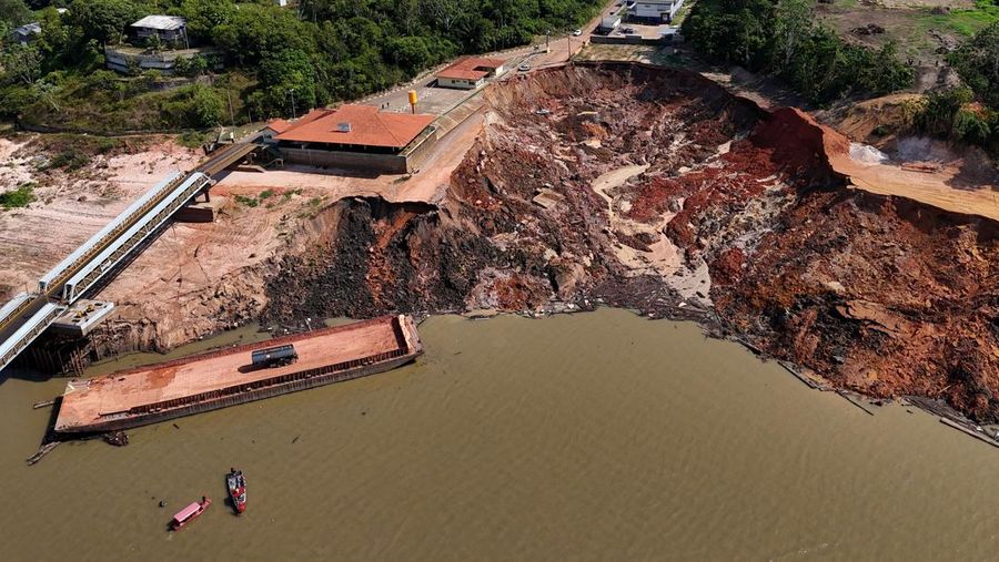 A drone view of a destroyed port after the worst-ever recorded drought provoked a landslide on the banks of the Solimoes River in Manacapuru, Amazonas State, Brazil, October 8, 2024. REUTERS/Bruno Kelly