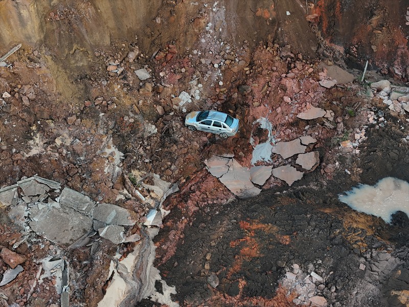 BRAZIL-DROUGHT/ A drone view of a destroyed port after the worst-ever recorded drought provoked a landslide on the banks of the Solimoes River in Manacapuru, Amazonas State, Brazil, October 8, 2024. REUTERS/Bruno Kelly