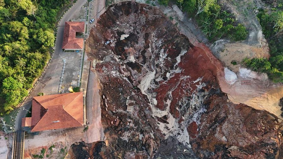 A drone view of a destroyed port after the worst-ever recorded drought provoked a landslide on the banks of the Solimoes River in Manacapuru, Amazonas State, Brazil, October 8, 2024. REUTERS/Bruno Kelly
