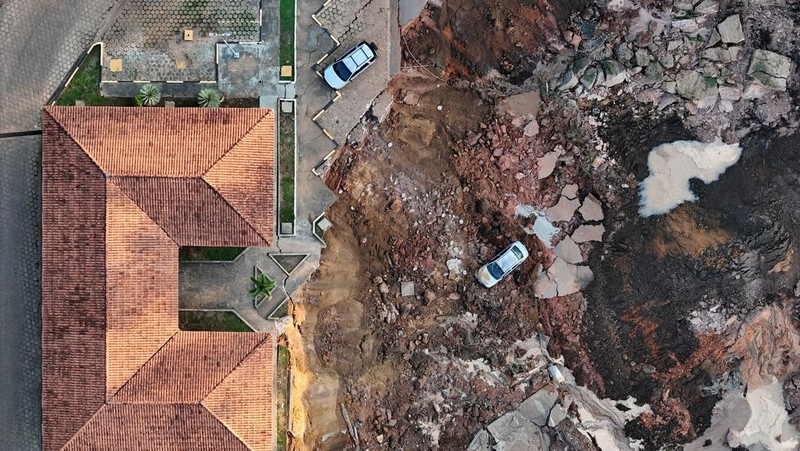 A drone view of a destroyed port after the worst-ever recorded drought provoked a landslide on the banks of the Solimoes River in Manacapuru, Amazonas State, Brazil, October 8, 2024. REUTERS/Bruno Kelly