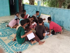 Bripda Seri Si Polisi Rimba Guru Calistung Anak-anak SAD Jambi