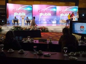 Akhir Damai Polisi Pukul Wanita Petugas Keamanan KPU Saat Debat Pilwalkot Bitung