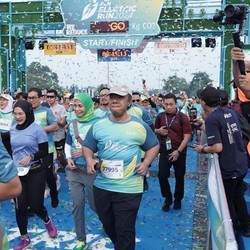 PLN Serahkan 5 Motor Listrik untuk Pengemudi Ojol Prasejahtera