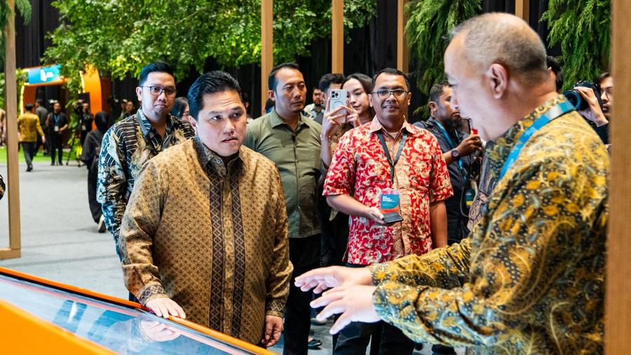 Direktur Utama BNI Royke Tumilaar (kanan) tengah menjelaskan fitur BNIdirect kepada Menteri BUMN Erick Thohir (kedua dari kiri).