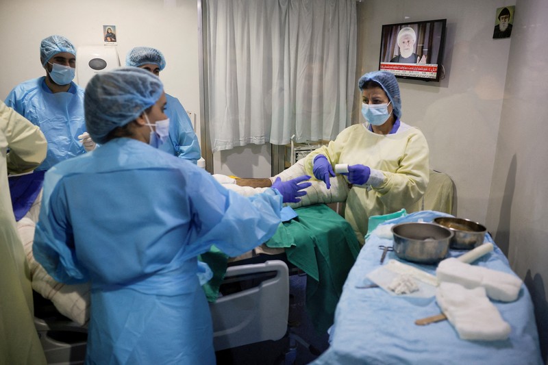 ISRAEL-PALESTINIANS/LEBANON-CASUALITIES Medical staff members attend to a patient, casualty of an airstrike, in the ICU of Geitaoui Hospital burns unit, in Beirut, Lebanon, October 8, 2024. REUTERS/Louisa Gouliamaki