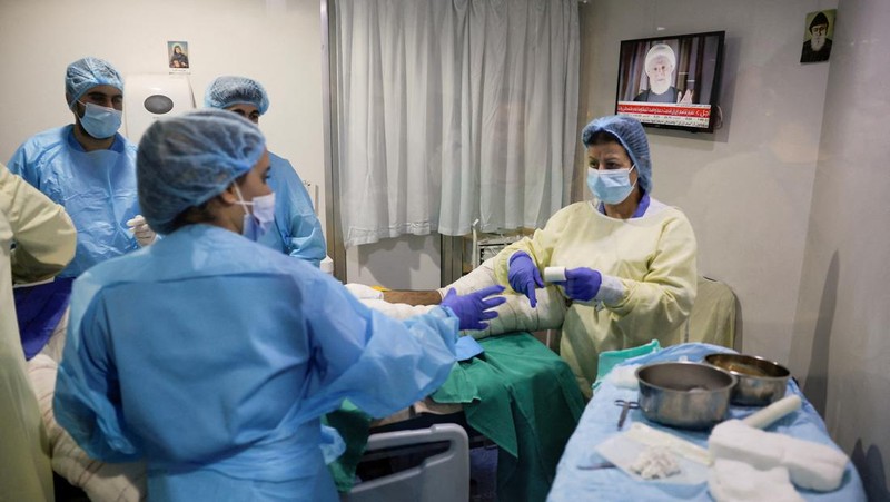 Medical staff members attend to a patient, casualty of an airstrike, in the ICU of Geitaoui Hospital burns unit, in Beirut, Lebanon, October 8, 2024. REUTERS/Louisa Gouliamaki