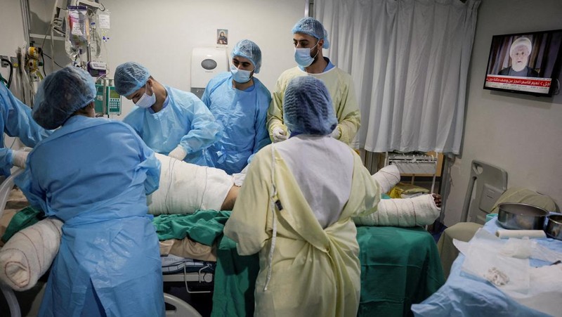 Medical staff members attend to a patient, casualty of an airstrike, in the ICU of Geitaoui Hospital burns unit, in Beirut, Lebanon, October 8, 2024. REUTERS/Louisa Gouliamaki
