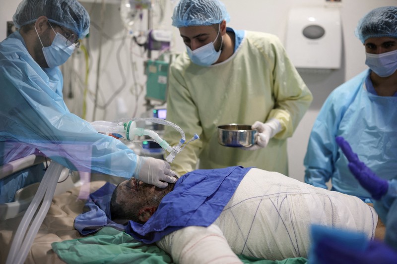 ISRAEL-PALESTINIANS/LEBANON-CASUALITIES Medical staff members attend to a patient, casualty of an airstrike, in the ICU of Geitaoui Hospital burns unit, in Beirut, Lebanon, October 8, 2024. REUTERS/Louisa Gouliamaki