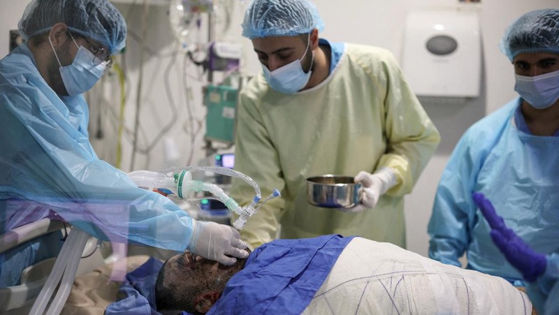 Medical staff members attend to a patient, casualty of an airstrike, in the ICU of Geitaoui Hospital burns unit, in Beirut, Lebanon, October 8, 2024. REUTERS/Louisa Gouliamaki