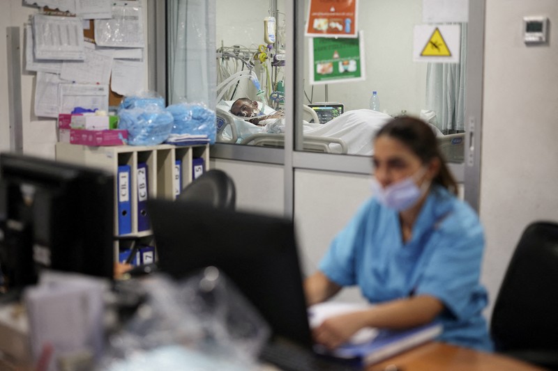 ISRAEL-PALESTINIANS/LEBANON-CASUALITIES Medical staff members attend to a patient, casualty of an airstrike, in the ICU of Geitaoui Hospital burns unit, in Beirut, Lebanon, October 8, 2024. REUTERS/Louisa Gouliamaki
