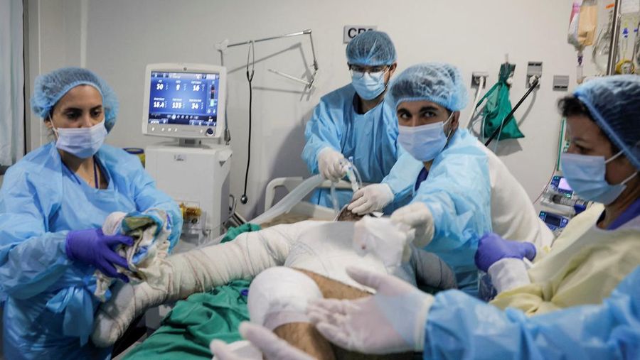 Medical staff members attend to a patient, casualty of an airstrike, in the ICU of Geitaoui Hospital burns unit, in Beirut, Lebanon, October 8, 2024. REUTERS/Louisa Gouliamaki