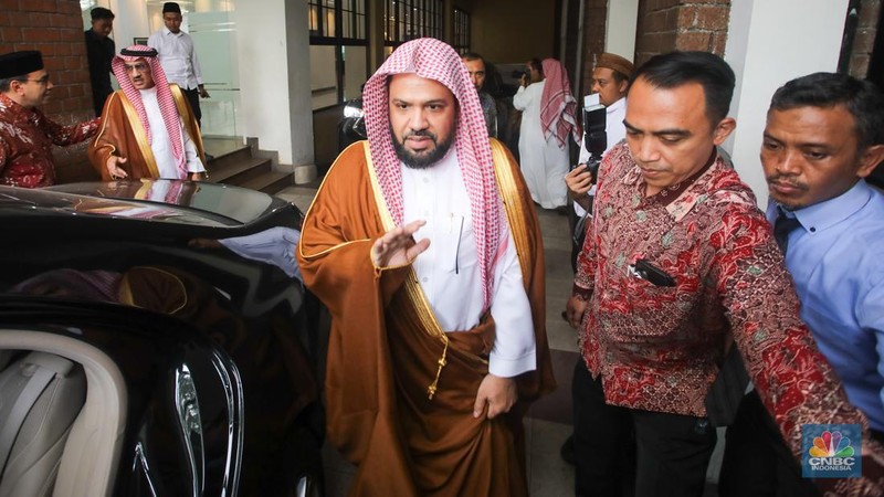 Ketua Umum PBNU Yahya Cholil Staquf atau Gus Yahya bertemu dengan Imam Besar Masjid Nabawi Sheikh Ahmed Bin Ali Al-Hudhaifi saat kunjungan di kantor pusat PBNU, Jakarta, Rabu (9/10/2024). (վ/Faisal Rahman)
