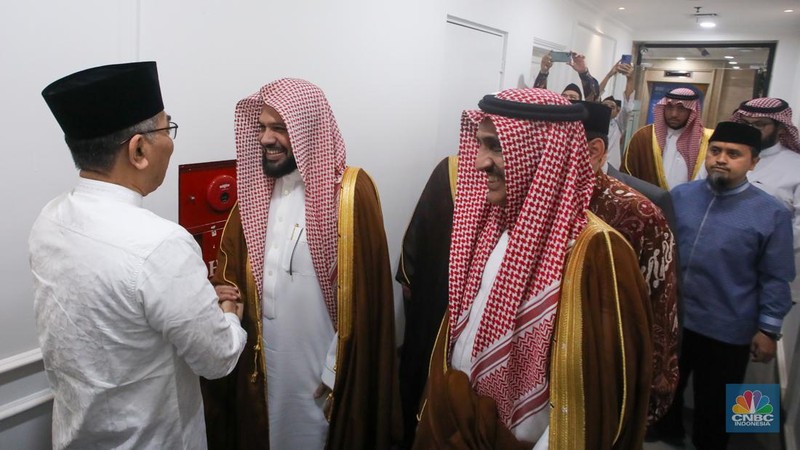 Ketua Umum PBNU Yahya Cholil Staquf atau Gus Yahya bertemu dengan Imam Besar Masjid Nabawi Sheikh Ahmed Bin Ali Al-Hudhaifi saat kunjungan di kantor pusat PBNU, Jakarta, Rabu (9/10/2024). (վ/Faisal Rahman)