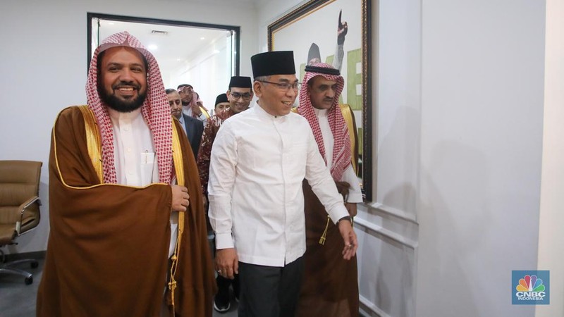 Ketua Umum PBNU Yahya Cholil Staquf atau Gus Yahya bertemu dengan Imam Besar Masjid Nabawi Sheikh Ahmed Bin Ali Al-Hudhaifi saat kunjungan di kantor pusat PBNU, Jakarta, Rabu (9/10/2024). (վ/Faisal Rahman)