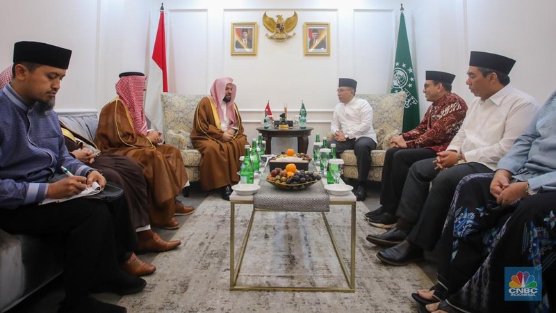 Ketua Umum PBNU Yahya Cholil Staquf atau Gus Yahya bertemu dengan Imam Besar Masjid Nabawi Sheikh Ahmed Bin Ali Al-Hudhaifi saat kunjungan di kantor pusat PBNU, Jakarta, Rabu (9/10/2024). (վ/Faisal Rahman)