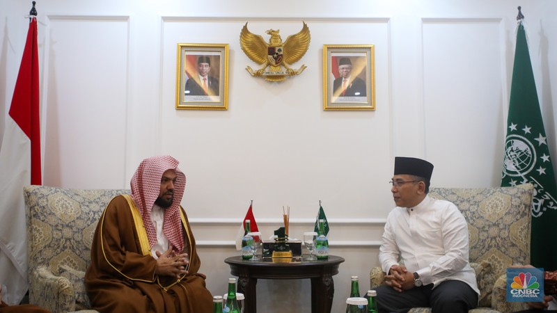 Ketua Umum PBNU Yahya Cholil Staquf atau Gus Yahya bertemu dengan Imam Besar Masjid Nabawi Sheikh Ahmed Bin Ali Al-Hudhaifi saat kunjungan di kantor pusat PBNU, Jakarta, Rabu (9/10/2024). (²©²ÊÍøÕ¾/Faisal Rahman) Ketua Umum PBNU Yahya Cholil Staquf atau Gus Yahya bertemu dengan Imam Besar Masjid Nabawi Sheikh Ahmed Bin Ali Al-Hudhaifi saat kunjungan di kantor pusat PBNU, Jakarta, Rabu (9/10/2024). (²©²ÊÍøÕ¾/Faisal Rahman)