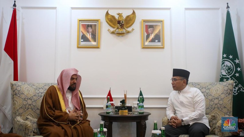 Ketua Umum PBNU Yahya Cholil Staquf atau Gus Yahya bertemu dengan Imam Besar Masjid Nabawi Sheikh Ahmed Bin Ali Al-Hudhaifi saat kunjungan di kantor pusat PBNU, Jakarta, Rabu (9/10/2024). (վ/Faisal Rahman)