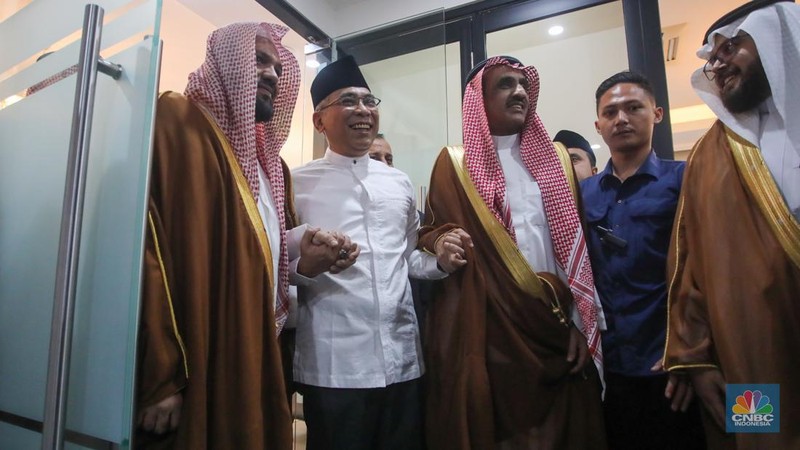 Ketua Umum PBNU Yahya Cholil Staquf atau Gus Yahya bertemu dengan Imam Besar Masjid Nabawi Sheikh Ahmed Bin Ali Al-Hudhaifi saat kunjungan di kantor pusat PBNU, Jakarta, Rabu (9/10/2024). (վ/Faisal Rahman)