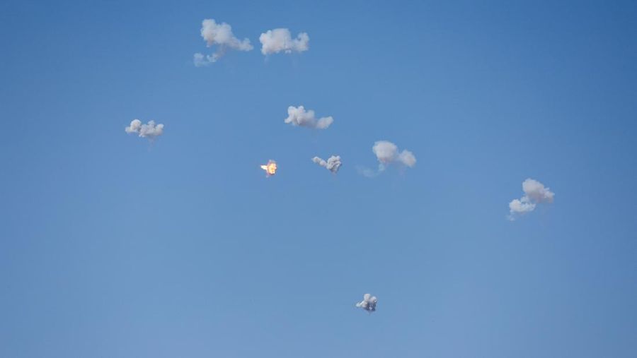 Milisi Hizbullah terlibat pertempuran sengit dengan pasukan Israel di Lebanon selatan pada hari ini, Rabu (9/10). (REUTERS/Ammar Awad)